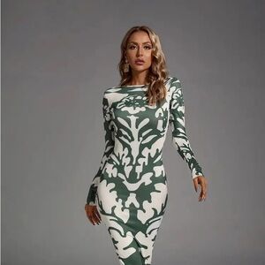 Delilah Green Open-Back Printed Maxi Dress – Size Large